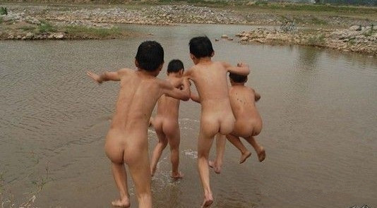 小学阅读完童年后的活动,看孩子运动会想起自己小时候