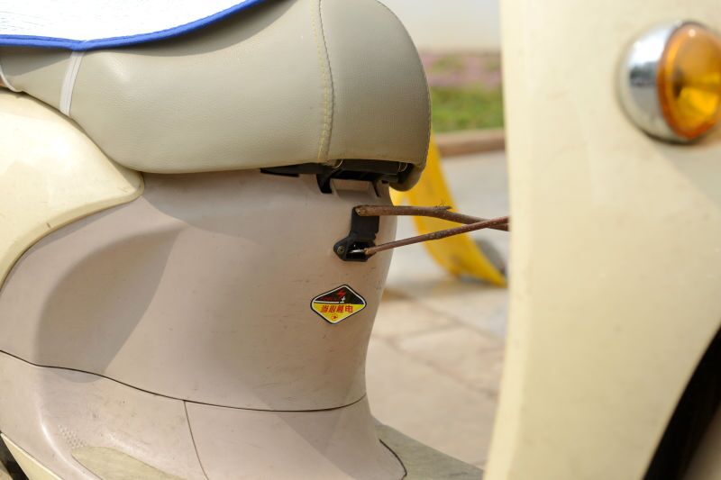 谨慎！电动车充电插头误插入金属物质会导致烧伤