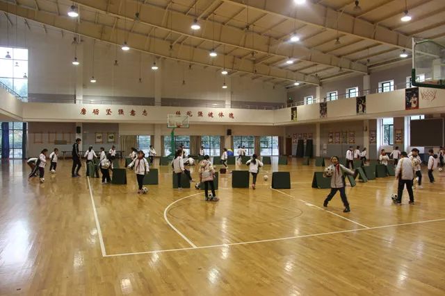 小学开展骨干教师公开课活动,开展青年教师公开课观摩活动