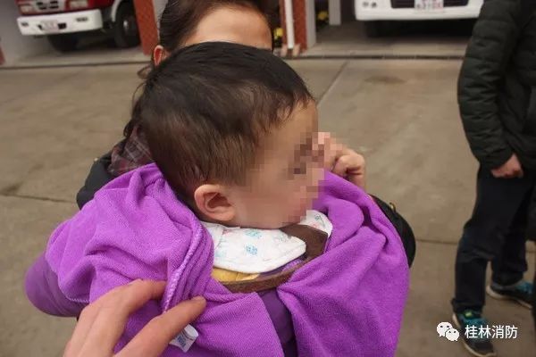 小孩不谨慎被卡住了,宝宝不谨慎被东西卡住了