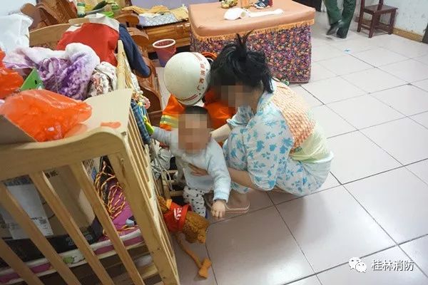 小孩不谨慎被卡住了,宝宝不谨慎被东西卡住了