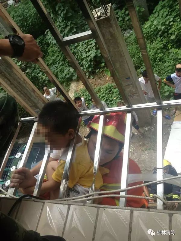 小孩不谨慎被卡住了,宝宝不谨慎被东西卡住了