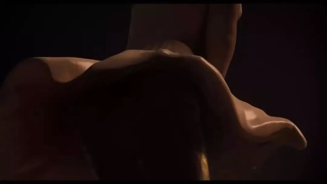 被拆解的梦露躺在卡车上那是蒙尘受难的女性象征