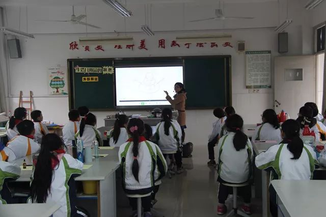 小学开展骨干教师公开课活动,开展青年教师公开课观摩活动