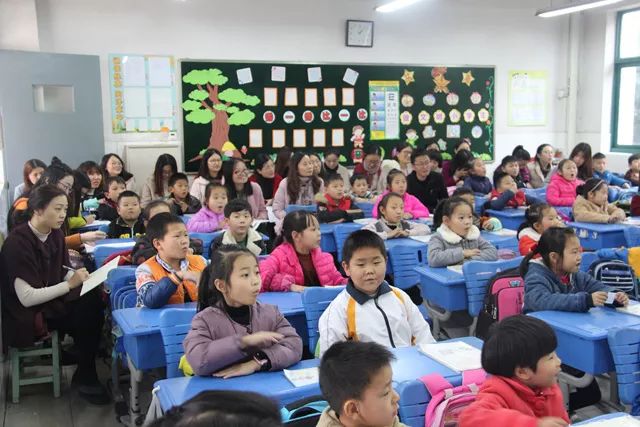 小学开展骨干教师公开课活动,开展青年教师公开课观摩活动