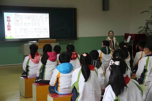 小学开展骨干教师公开课活动,开展青年教师公开课观摩活动