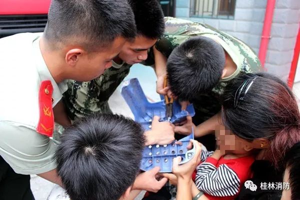 小孩不谨慎被卡住了,宝宝不谨慎被东西卡住了