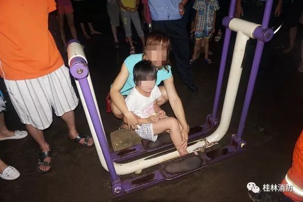 小孩不谨慎被卡住了,宝宝不谨慎被东西卡住了