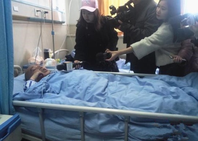 玩手机导致颈椎瘫痪,玩手机导致的颈椎病如何能治愈