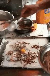 瑟瑟发抖！蒸虫子吃鸡屎，想不到东莞人这么重口味！