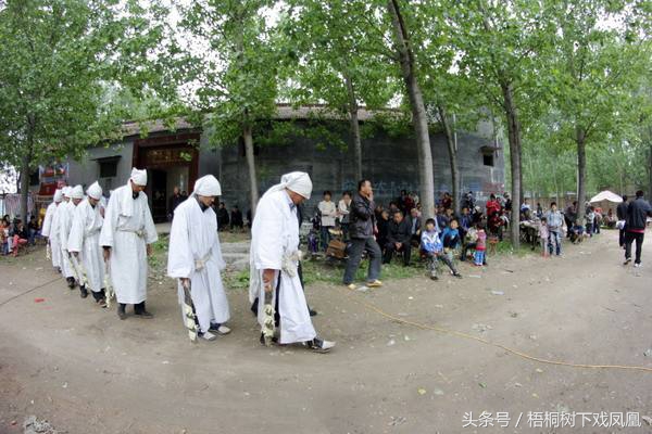 孝子持哭丧棒,出殡孝子手中的哭丧棒