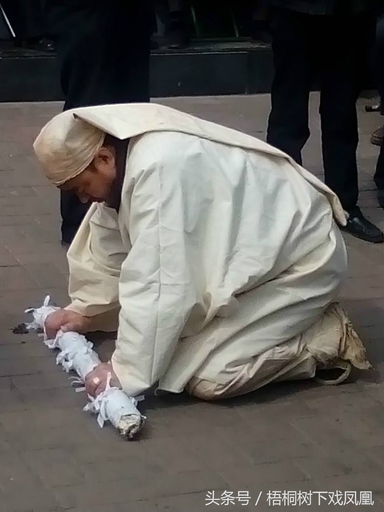 孝子持哭丧棒,出殡孝子手中的哭丧棒