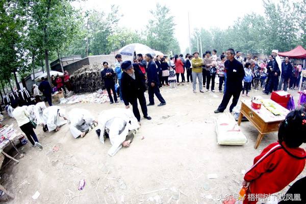 孝子持哭丧棒,出殡孝子手中的哭丧棒