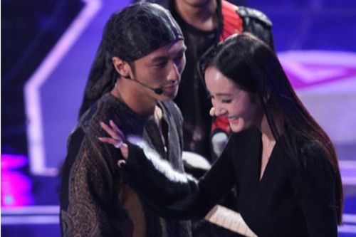 杨幂颁奖典礼落泪,杨幂颁奖落泪