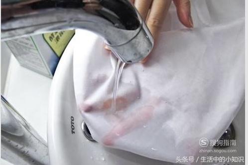 牛仔衣服领子发黄如何清洗,白衣服领子黄了怎么清洗