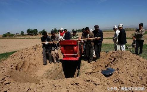 孝子持哭丧棒,出殡孝子手中的哭丧棒