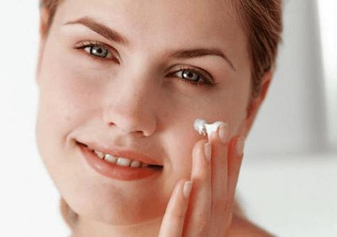 激素性皮炎用什么保湿好,激素依赖性皮炎脸干脱皮是好转吗