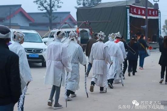 孝子持哭丧棒,出殡孝子手中的哭丧棒