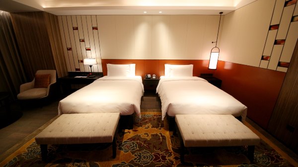 矗于湘江之畔，对望岳麓之巅，记长沙君悦酒店