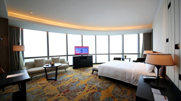 矗于湘江之畔，对望岳麓之巅，记长沙君悦酒店