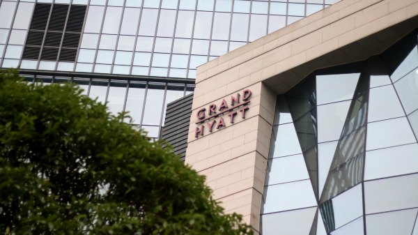 矗于湘江之畔，对望岳麓之巅，记长沙君悦酒店