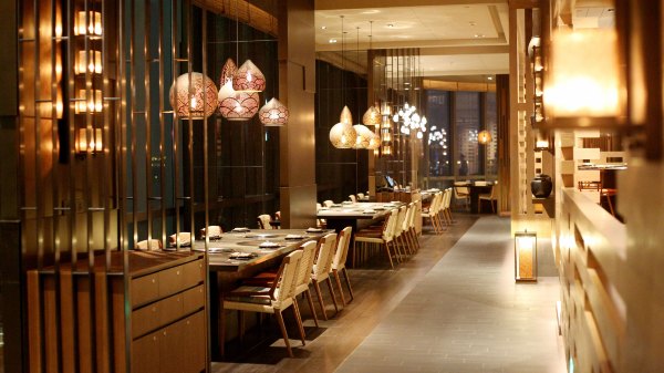 矗于湘江之畔，对望岳麓之巅，记长沙君悦酒店