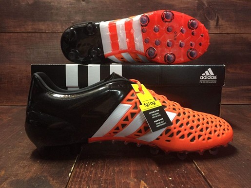 业余足球运动员选什么样的足球鞋,足球后卫该选什么型的球鞋