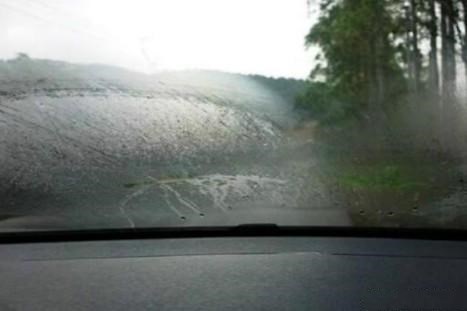 雨天雾天车玻璃怎么处理,冬天雾天开车玻璃起雾怎么办