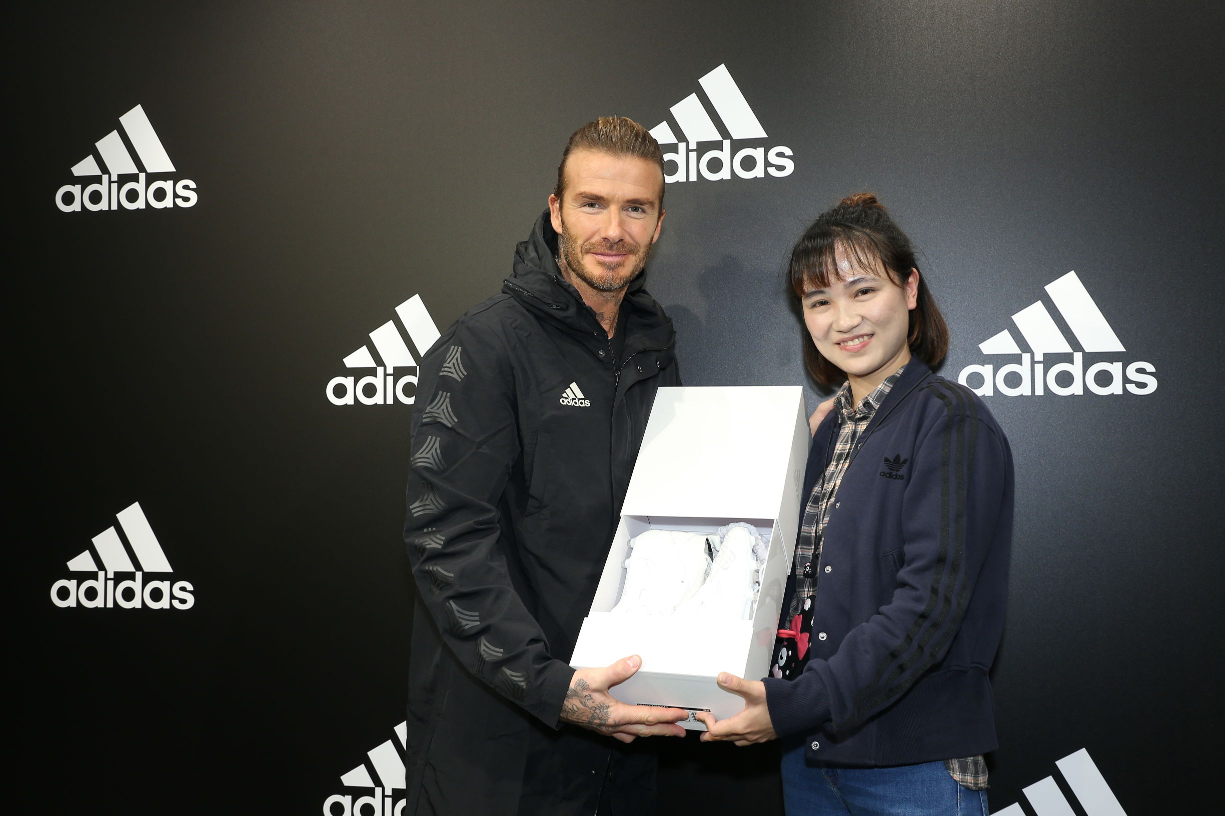 贝克汉姆香港出席活动,贝克汉姆阿迪达斯穿搭