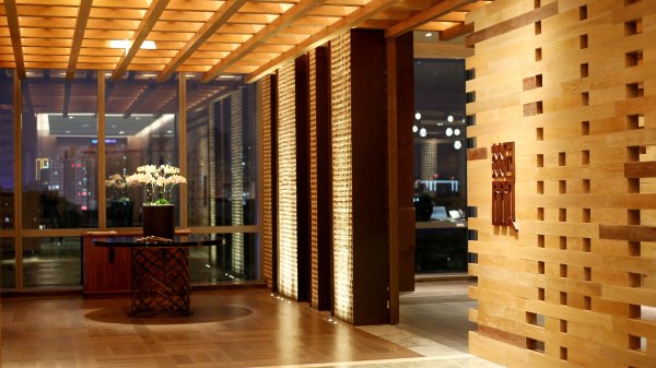 矗于湘江之畔，对望岳麓之巅，记长沙君悦酒店