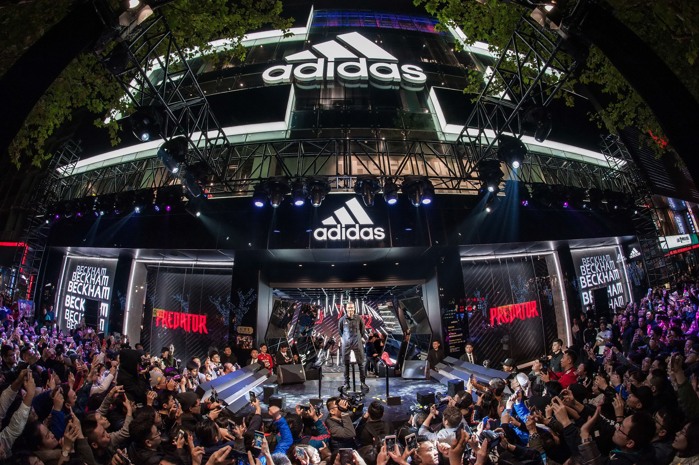 贝克汉姆香港出席活动,贝克汉姆阿迪达斯穿搭