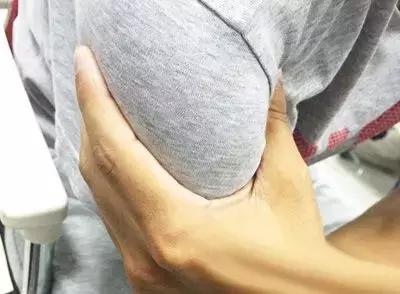 打羽毛球肩膀疼痛有弹响,羽毛球发力肩膀疼痛