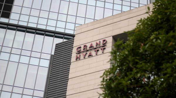 矗于湘江之畔，对望岳麓之巅，记长沙君悦酒店