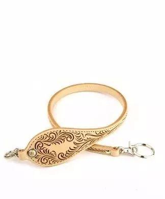 产品数量位居日本皮具界NO.1，这个画风不同的品牌文化糅合的结果