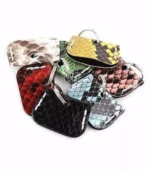 产品数量位居日本皮具界NO.1，这个画风不同的品牌文化糅合的结果