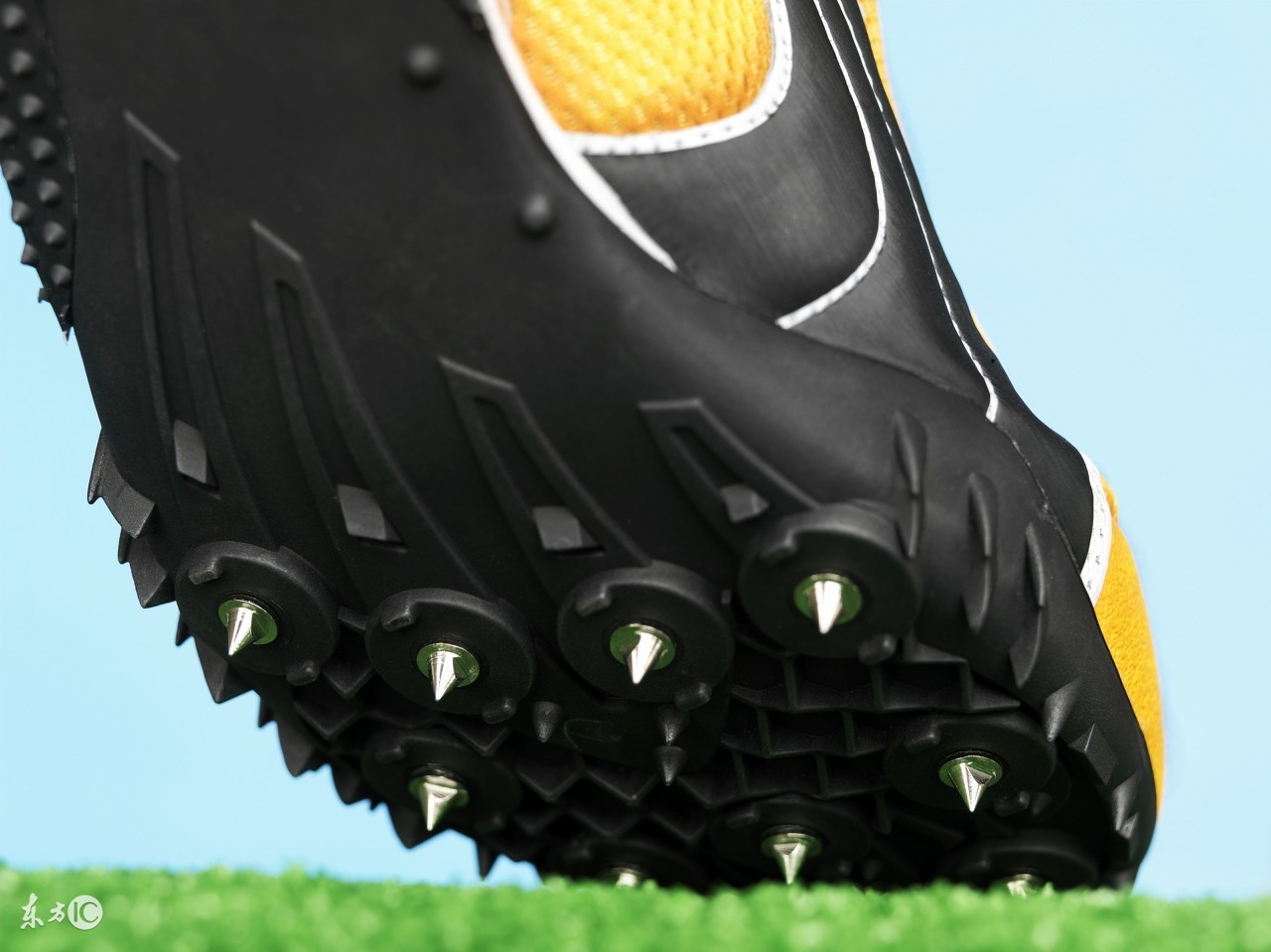 业余足球运动员选什么样的足球鞋,足球后卫该选什么型的球鞋