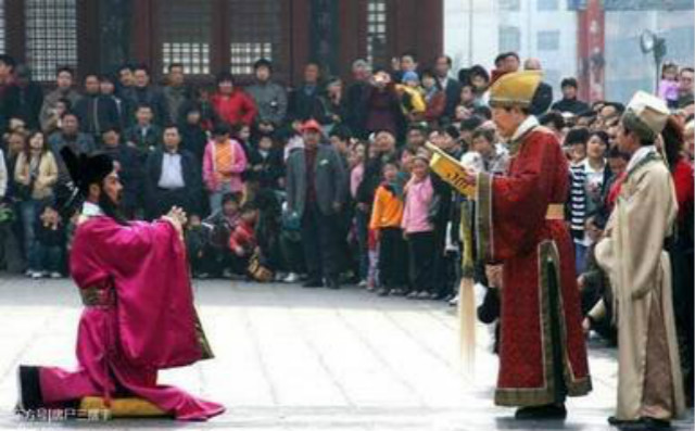 你还小看太监吗？人家随随便便骂骂人，就够你一年的工资了
