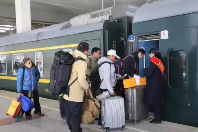 火车票预售期临时调整，这些返乡工友可免费领取车票