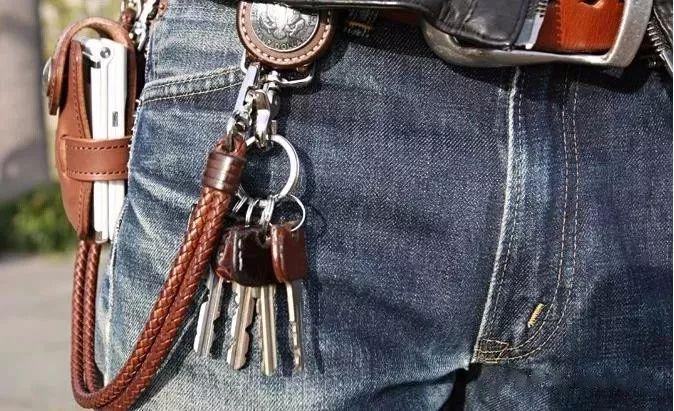 产品数量位居日本皮具界NO.1，这个画风不同的品牌文化糅合的结果