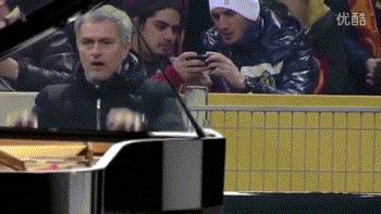 球场上的这些特效，我打100分，拉莫斯被黑出翔