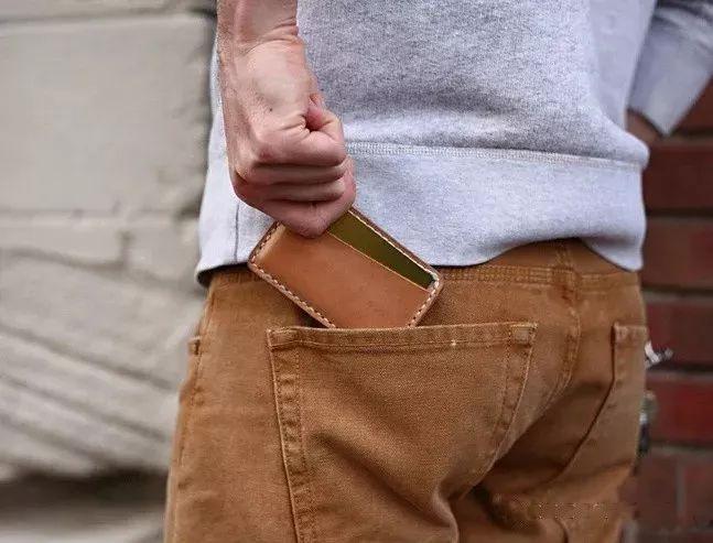 产品数量位居日本皮具界NO.1，这个画风不同的品牌文化糅合的结果