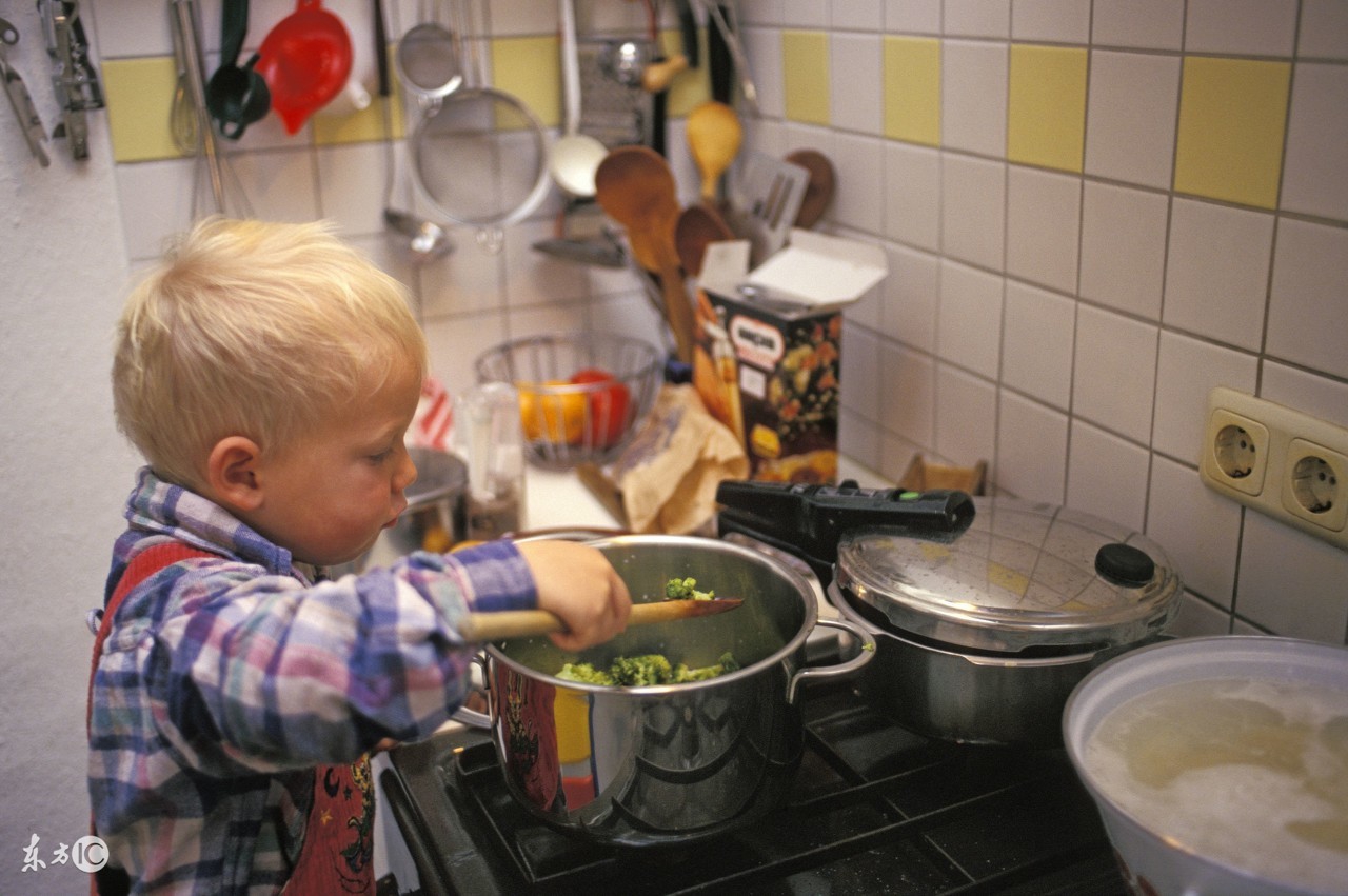 婴儿手指破了一点点皮怎么处理,宝宝手指都破了还要吸手指怎么办