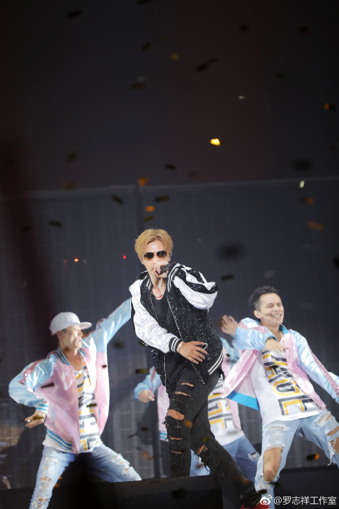 罗志祥发声视频,罗志祥笑得满地打滚