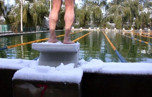 在寒冷的冬天有哪些取暖的方法,在寒冷的冬季运动应关注什么