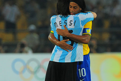 如今的小罗复出在哪里踢球,小罗宣布退役