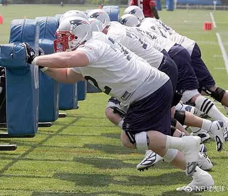 橄榄球鞋和休闲鞋哪个好,橄榄球球鞋和足球球鞋区别