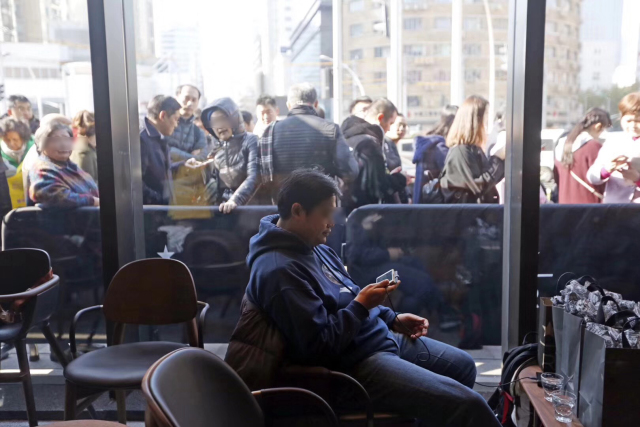 上海新网红！星爸爸全球最大烘焙工坊开业第一天，队伍长到害怕