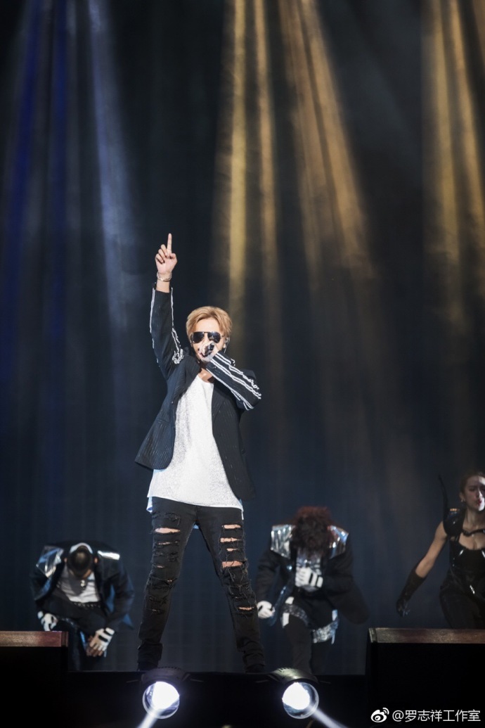 罗志祥发声视频,罗志祥笑得满地打滚