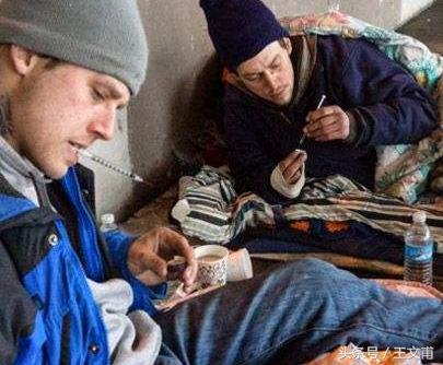 吸毒会让我们陷入什么的泥潭,吸毒变行尸走肉