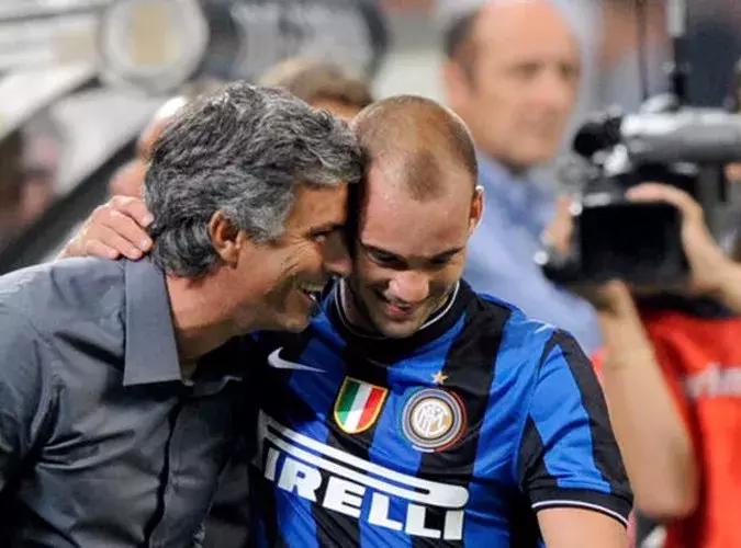 足坛师徒重逢热泪盈眶,足球球星致敬恩师